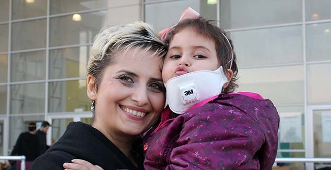 Öykü Arin'e koronavirüs nedeniyle maske bulunamıyor