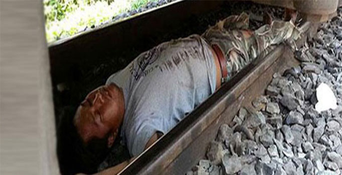 İntihar için trenin önüne atladı