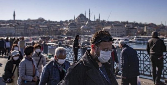 İstanbul'a gelen yabancı turistler koronavirüse önlem olarak maskeyle dolaşıyor