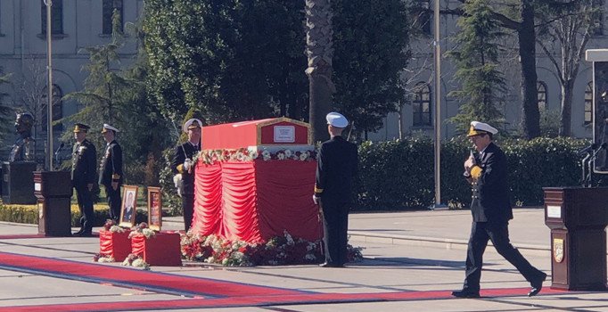 Eski Deniz Kuvvetleri Komutanı Oramiral Vural Bayazıt'a son görev