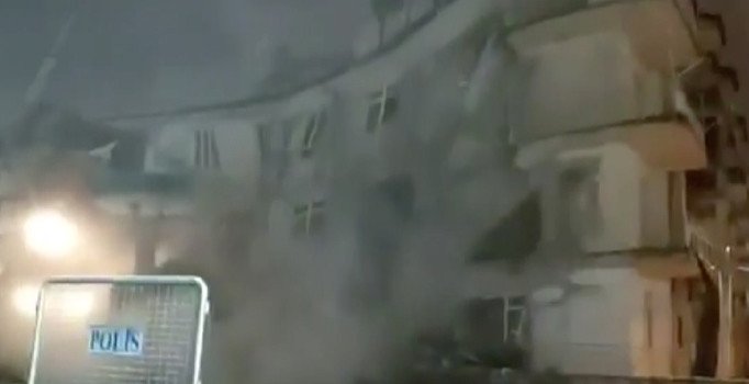 Elazığ'da depremde ağır hasar gören bina yıkıldı