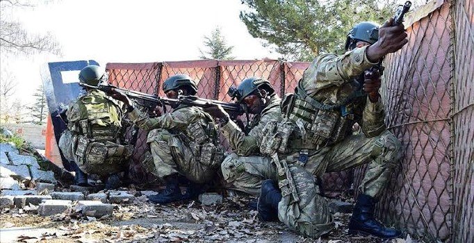 Somali'de askeri üslere peş peşe saldırı: 8 ölü