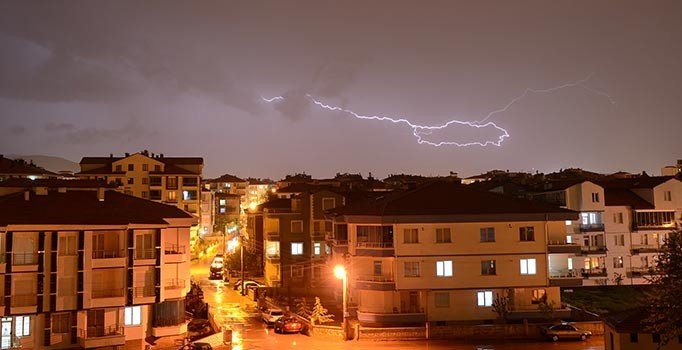 Gökyüzünü aydınlatan yıldırımlar, Türkiye haritası oluşturdu