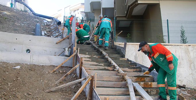 Çankaya’dan merdivenli yol yapımı