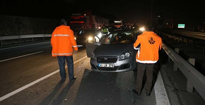 Anadolu Otoyolu'nda 5 araç birbirine girdi, trafik kilitlendi