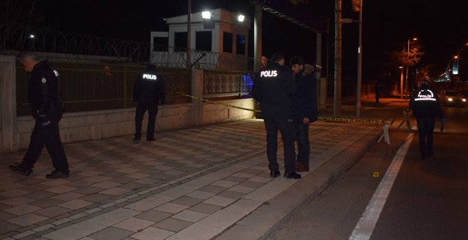 Havaya ateş açan bekçi diğer bekçiyi vurdu