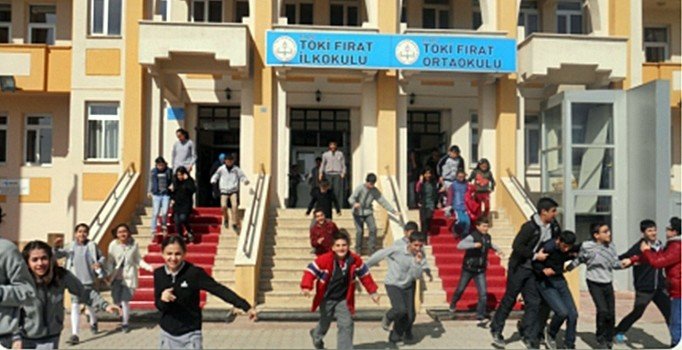 Elazığ'da TOKİ'nin 9 yıl önce yaptığı okul depremde hasar gördü