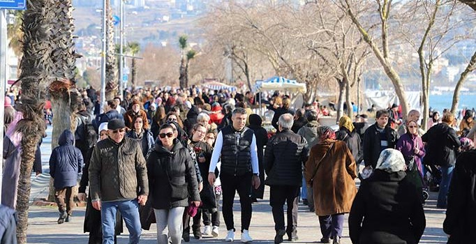 Kar yağışı öncesi bahar havası! İstanbullular sahillere akın etti