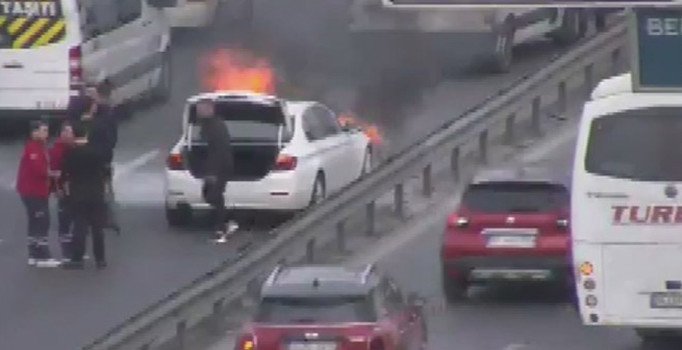 E-5 İncirli mevkiindeki yangın trafiği kilitledi