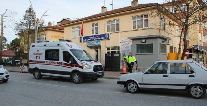 Eşinin bıçakladığı yaralı kadın polise sığındı