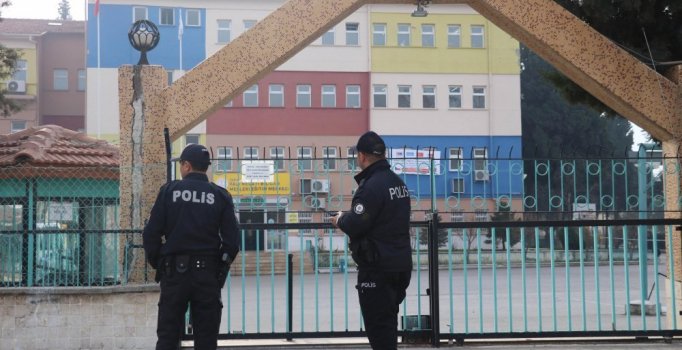 Soyadı ile dalga geçen arkadaşını bıçakladı