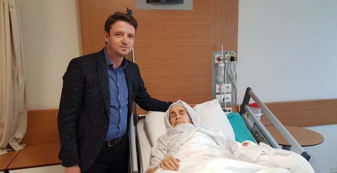 Depremde balkonla birlikte aşağı düşünce hayatta kaldı