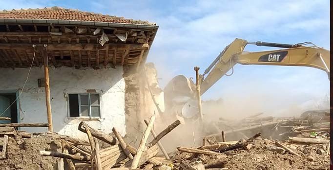 Malatya'da ağır hasarlı evler kontrollü yıkıldı