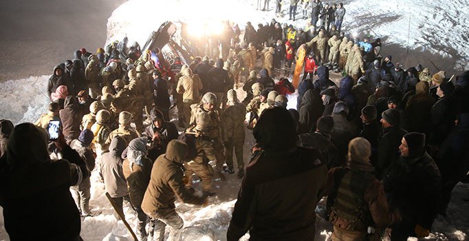 Van Bahçesaray'da minibüsün üzerine çığ düştü: 5 ölü, 7 yaralı