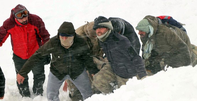 Van'daki çığ faciasında kurtarma anları
