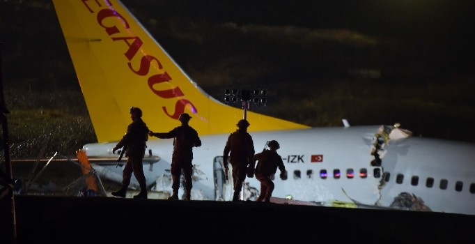 Sabiha Gökçen’de pistten çıkan uçağın enkazından 2 yaralı çıkarıldı