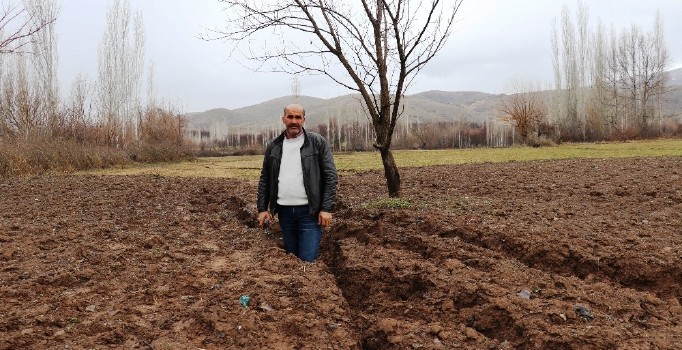 Deprem sonrasında oluşan dev yarıklar tedirgin ediyor