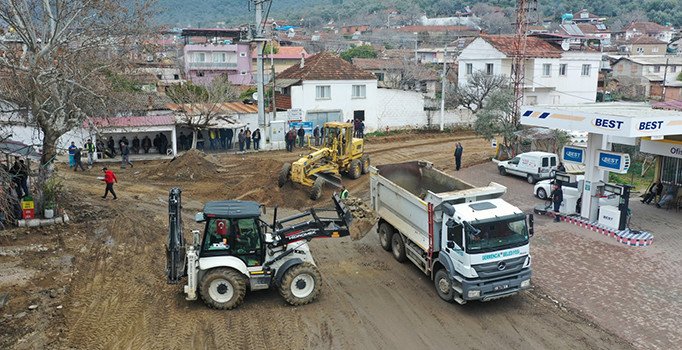 Aydın Büyükşehir Belediyesi'nin sıcak asfalt çalışmaları devam ediyor