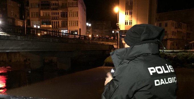 Irmağa atlayan kızını kurtarmak isteyen baba kayboldu