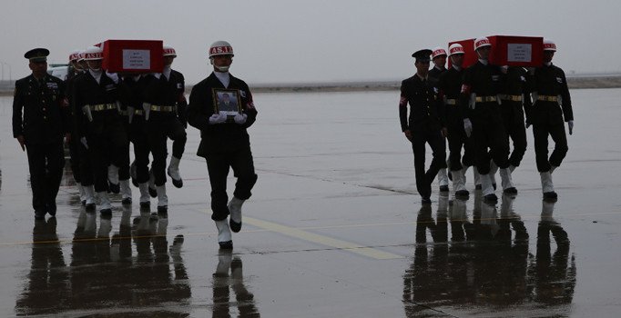 İdlib'de şehit olan 3 asker için tören