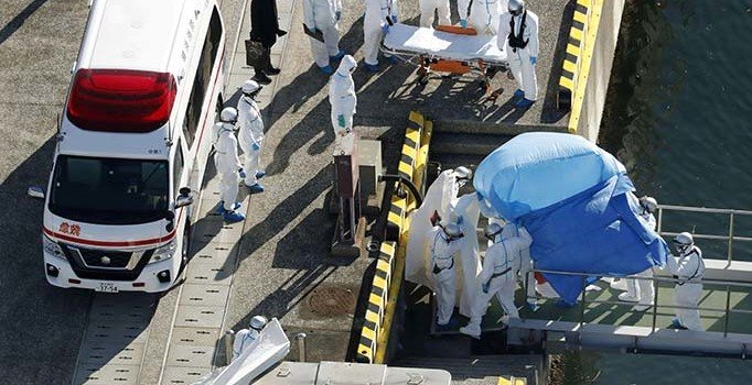 Japonya’da karantinaya alınan gemide 10 kişide virüs saptandı