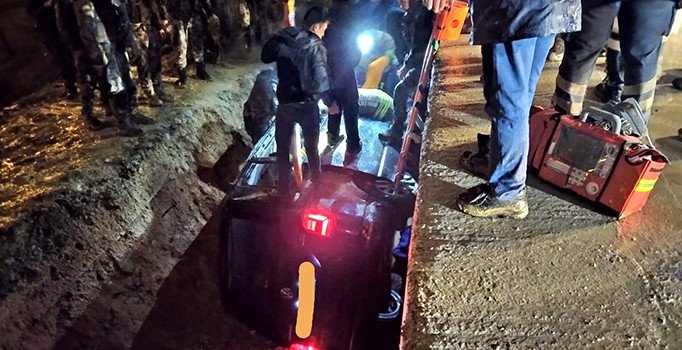 Sabiha Gökçen Havalimanı'na giden polis aracı kaza yaptı