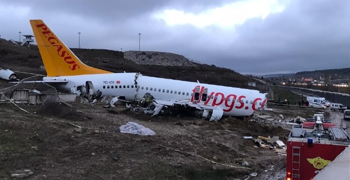 Pistten çıkan uçağın enkazı günün ilk ışıklarıyla görüntülendi