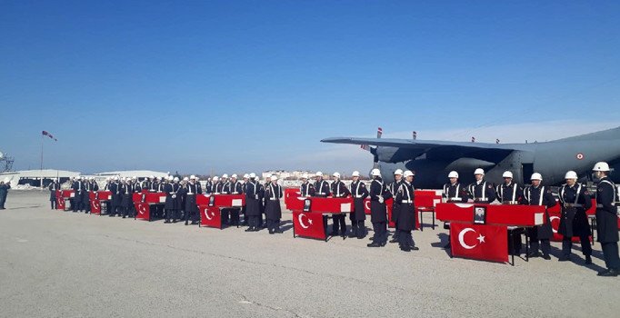 Çığ şehitleri için Filo Komutanlığı'nda tören