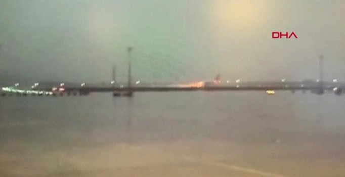 Sabiha Gökçen’de uçağın pistten çıktığı anlar kamerada