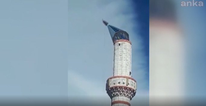 Fırtına cami minaresinin kubbesini uçurdu