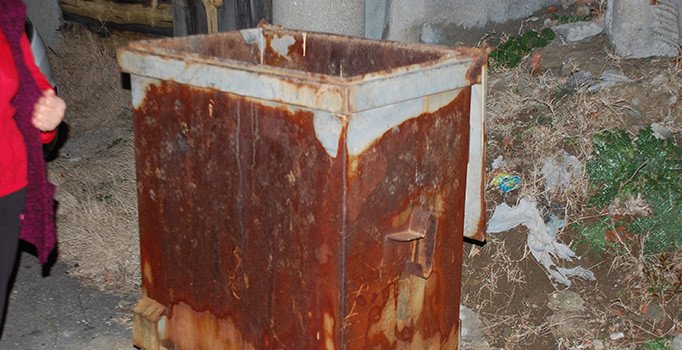 Edirne'de yeni doğan bebeği çöpe attılar