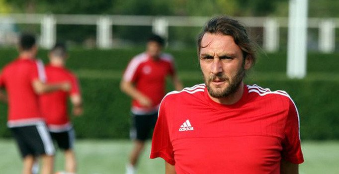 Kayserispor'da kaleci Hakan Arıkan 4 hafta sahalardan uzak kalacak