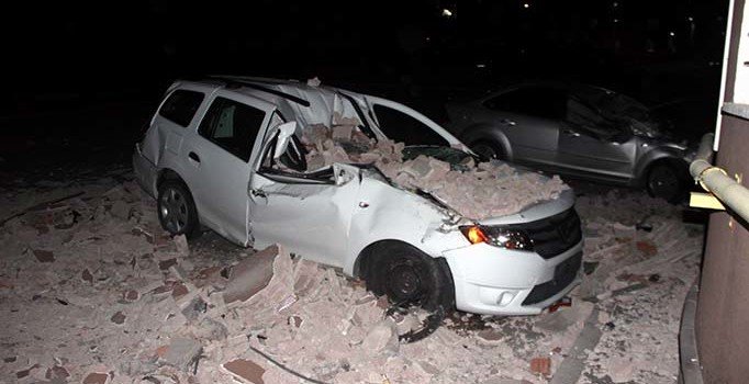 Kayseri'de fırtına esareti! 2 ilçede okullar tatil edildi