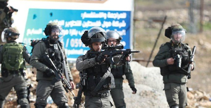 Batı Kudüs'te İsrail askerlerine araçlı saldırı: 12 yaralı