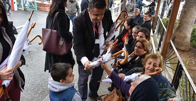 Tarsus Belediyesi yağmurlu havada vatandaşları unutmadı