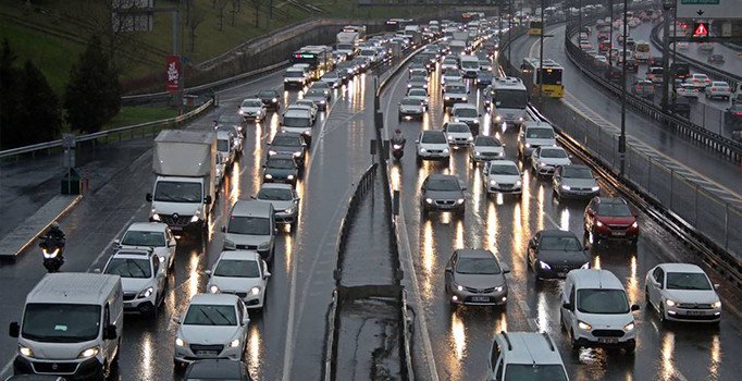 İstanbul'da etkili olan yağmur trafiği olumsuz etkiledi