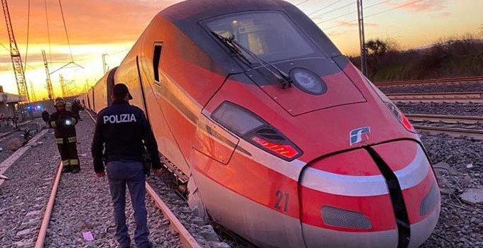 İtalya’da hızlı tren raydan çıktı! 2 ölü, 30 yaralı