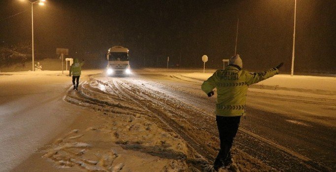 Bolu Dağı’nda yoğun kar nedeniyle tır geçişlerine izin verilmiyor