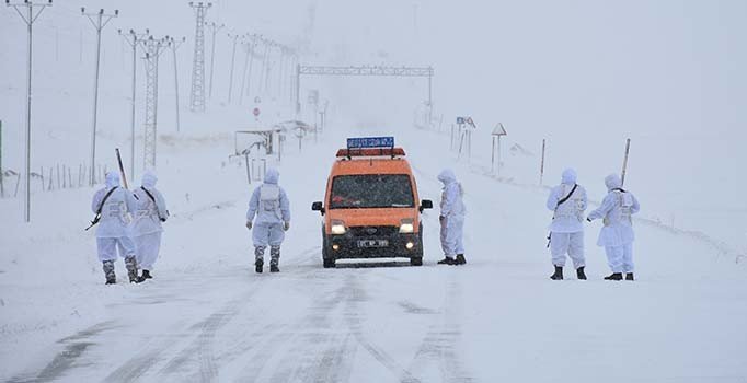 Van'da çığ felaketi sonrası arama-kurtarma çalışmaları yeniden başladı