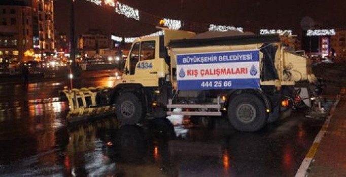 İBB, 6 bin 882 personel ile kar yağışına karşı hazır bekliyor