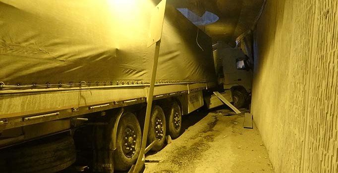 Tünelde kontrolden çıkan tır kaldırımı aşıp duvarı yıktı