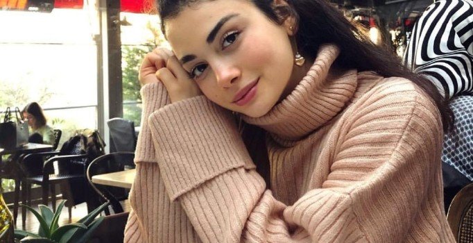 Özge Yağız kimdir?