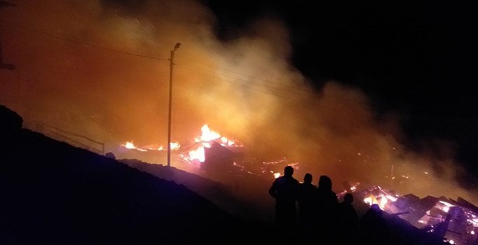 10 ev ile 6 ahırı kül eden yangın köyü tahliye ettirdi