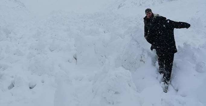 Van Çatak'ta iki köy yoluna daha çığ düştü