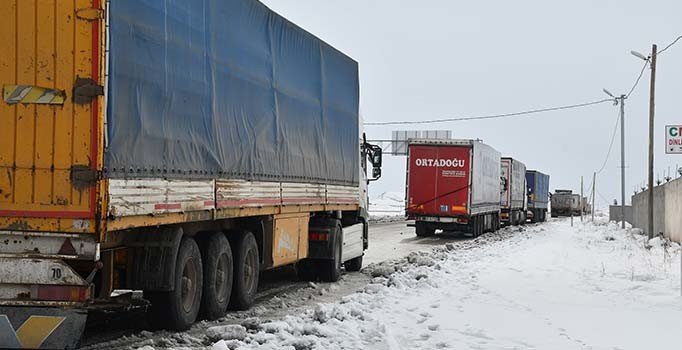 Tendürek Geçidi yine ulaşıma kapatıldı