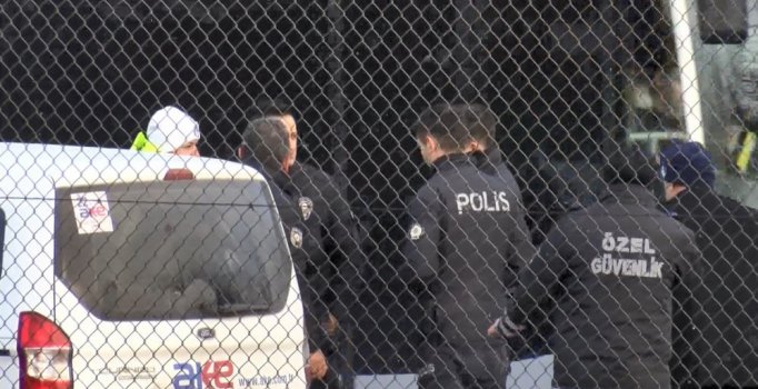 Zeytinburnu'nda durakta bekleyen yolcuya metrobüs çarptı 