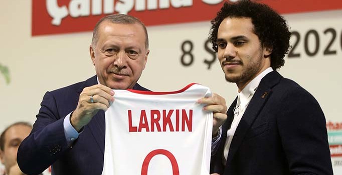 Erdoğan, Larkin'e ay yıldızlı forma hediye etti