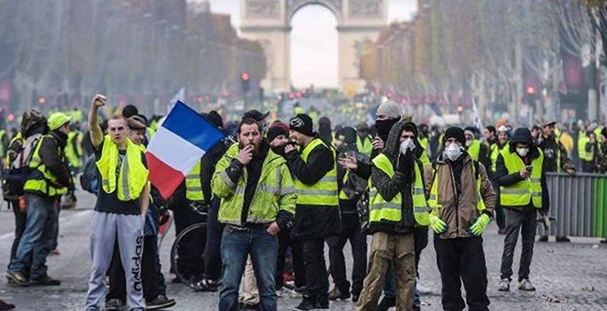Sarı yeleklilerin Macron protestosunda 32 kişi gözaltına alındı