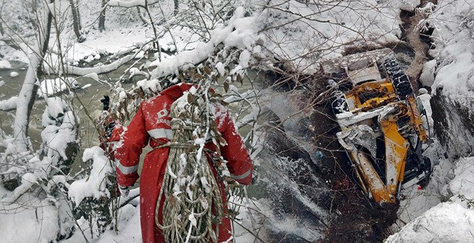 Kar küremesi yapan iş makinesi uçurumdan yuvarlandı: 1 ölü 2 yaralı