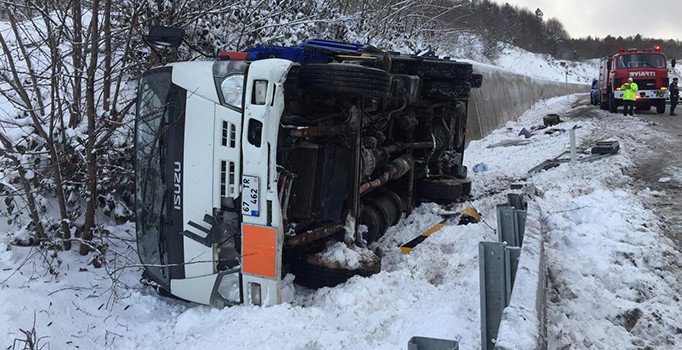 Tüp kamyonunun çarptığı yolcu otobüsündeki 5 kişi yaralandı